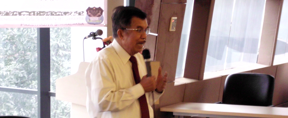 Pak Jusuf Kalla sedang menyampaikan materi mengenai pentingnya semangat berbisnis di kalangan pemuda.